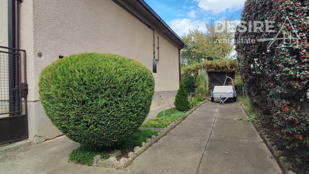 ✅PREDANÉ: Udržiavaný 3 izbový rodinný dom, garáž, Pezinok širšie centrum