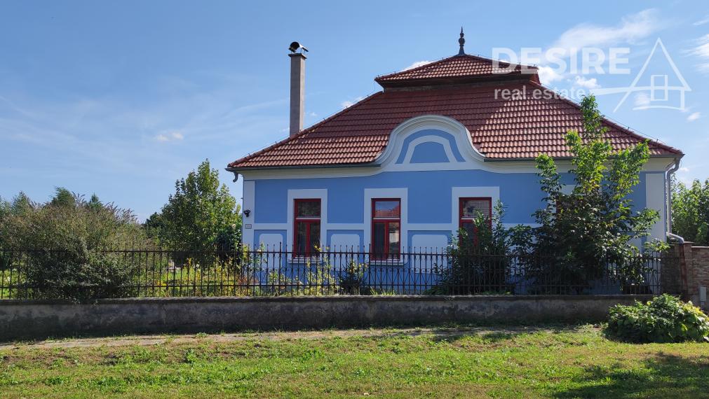 Bývajte a podnikajte: Zemianska kúria, veľký pozemok, rekonštrukcia, Nové Zámky - Komoča