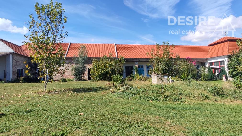 Bývajte a podnikajte: Zemianska kúria, veľký pozemok, rekonštrukcia, Nové Zámky - Komoča