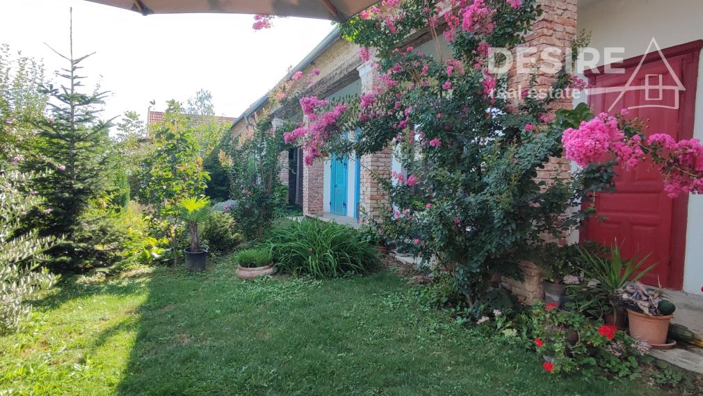 Bývajte a podnikajte: Zemianska kúria, veľký pozemok, rekonštrukcia, Nové Zámky - Komoča