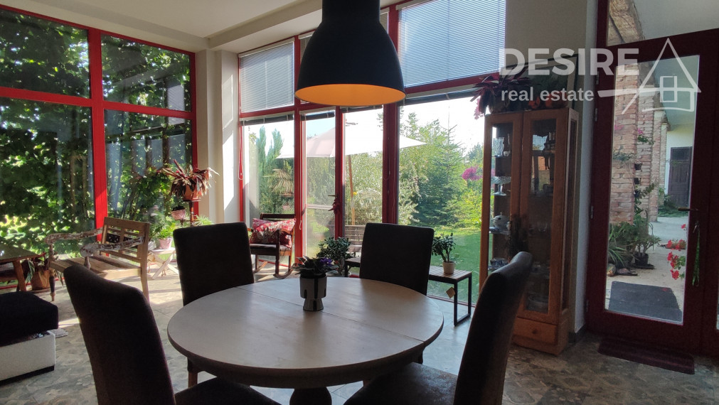 Bývajte a podnikajte: Zemianska kúria, veľký pozemok, rekonštrukcia, Nové Zámky - Komoča