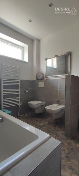 Bývajte a podnikajte: Zemianska kúria, veľký pozemok, rekonštrukcia, Nové Zámky - Komoča