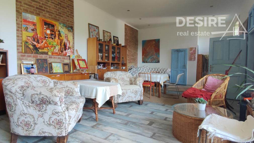 Bývajte a podnikajte: Zemianska kúria, veľký pozemok, rekonštrukcia, Nové Zámky - Komoča