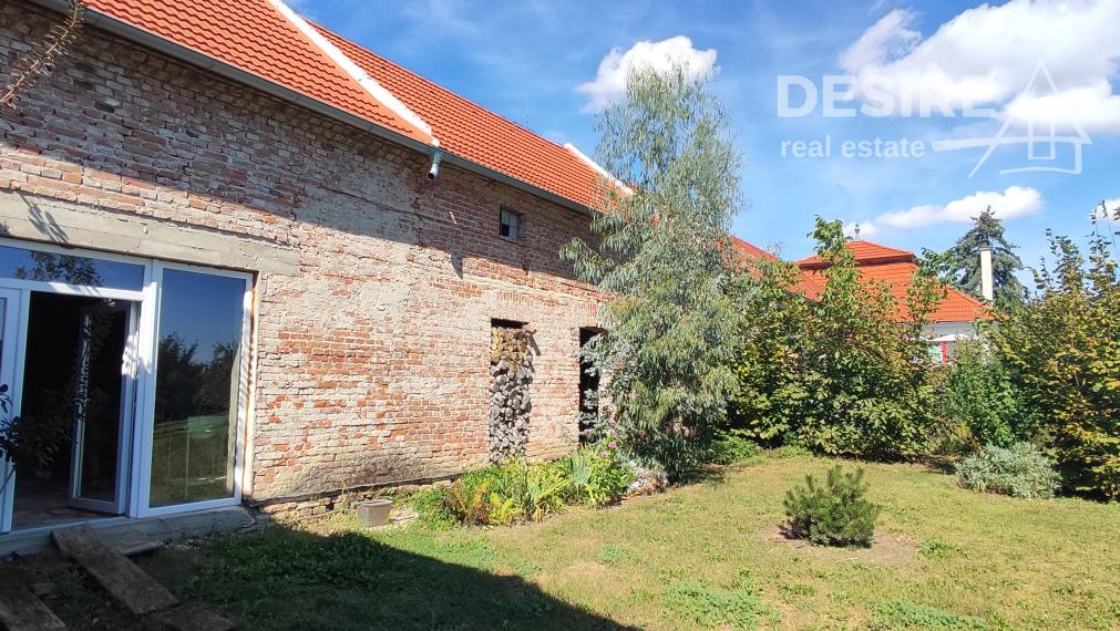 Bývajte a podnikajte: Zemianska kúria, veľký pozemok, rekonštrukcia, Nové Zámky - Komoča