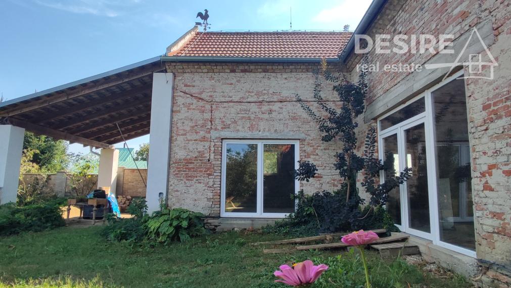 Bývajte a podnikajte: Zemianska kúria, veľký pozemok, rekonštrukcia, Nové Zámky - Komoča