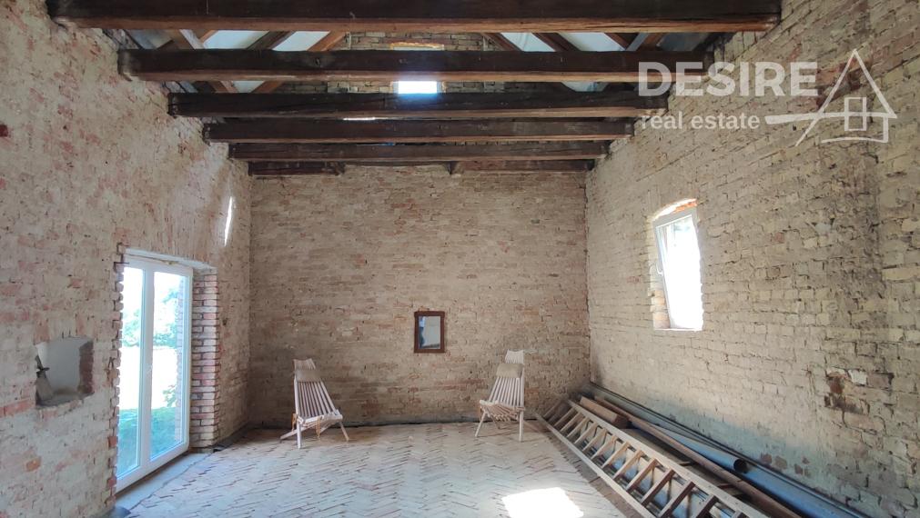 Bývajte a podnikajte: Zemianska kúria, veľký pozemok, rekonštrukcia, Nové Zámky - Komoča