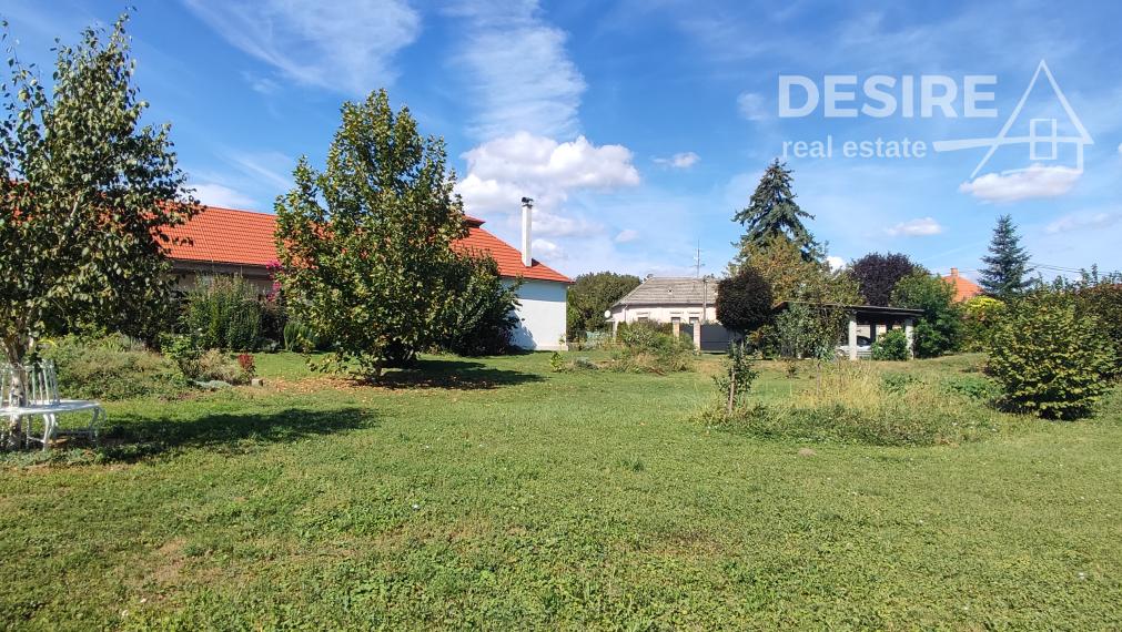 Bývajte a podnikajte: Zemianska kúria, veľký pozemok, rekonštrukcia, Nové Zámky - Komoča