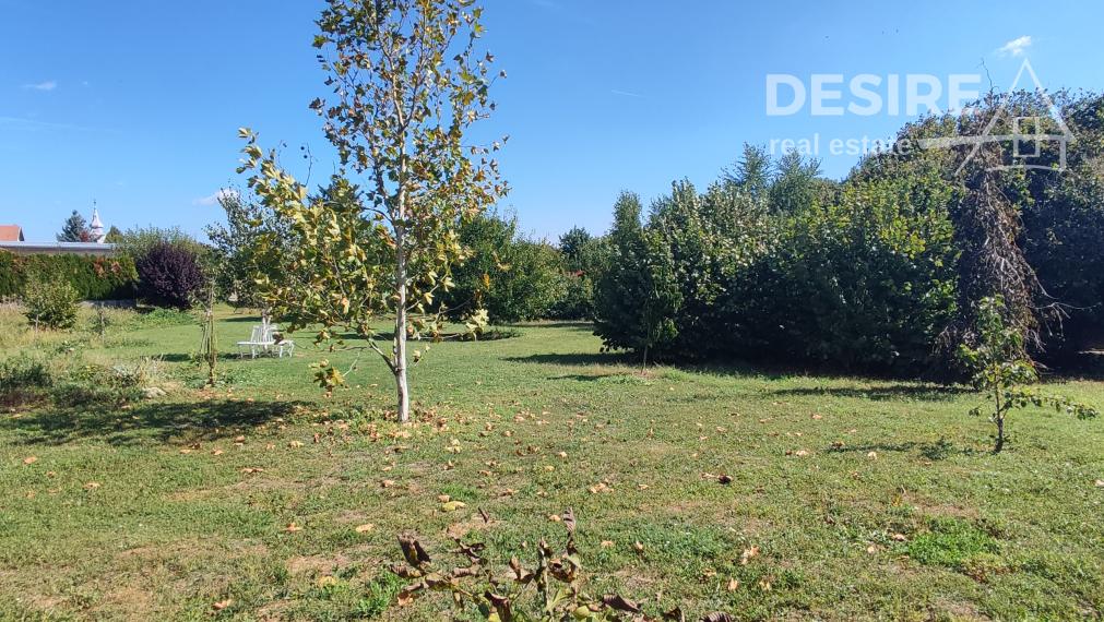 Bývajte a podnikajte: Zemianska kúria, veľký pozemok, rekonštrukcia, Nové Zámky - Komoča