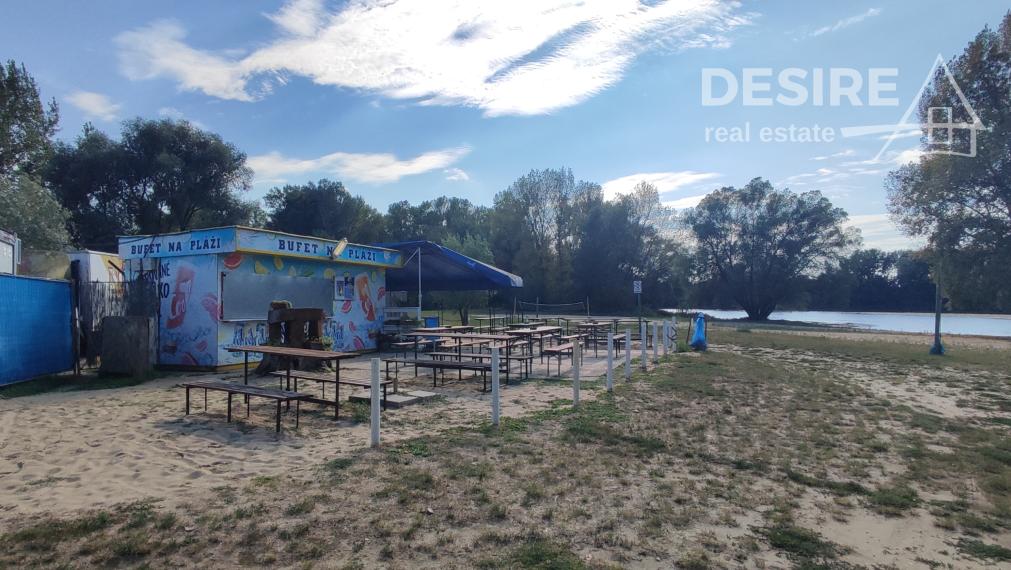 Bývajte a podnikajte: Zemianska kúria, veľký pozemok, rekonštrukcia, Nové Zámky - Komoča