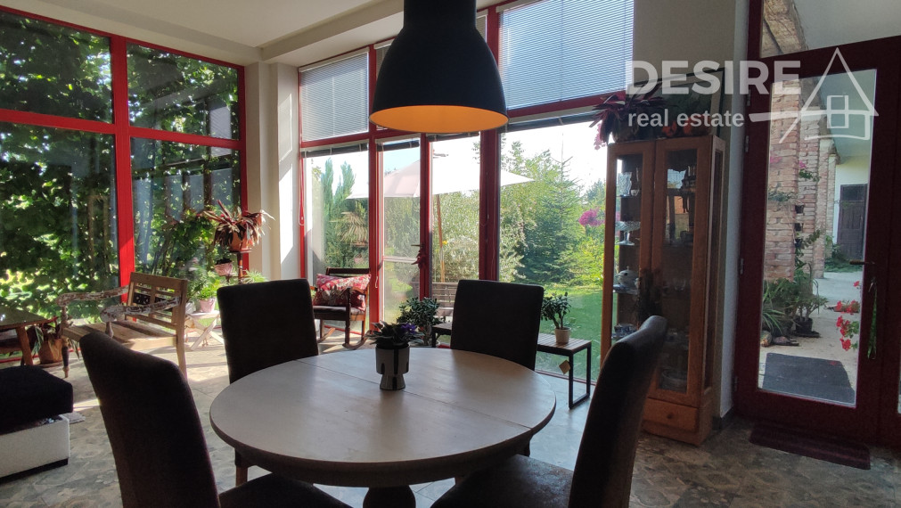 Zemianska kúria vhodná na bývanie a podnikanie, veľký pozemok, Nové Zámky - Komoča,