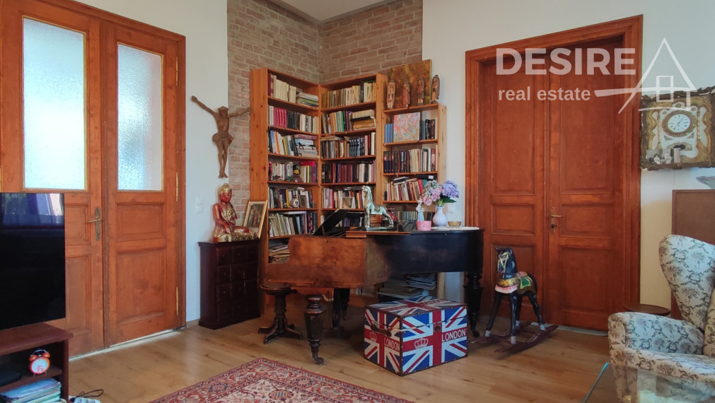 Zemianska kúria vhodná na bývanie a podnikanie, veľký pozemok, Nové Zámky - Komoča,