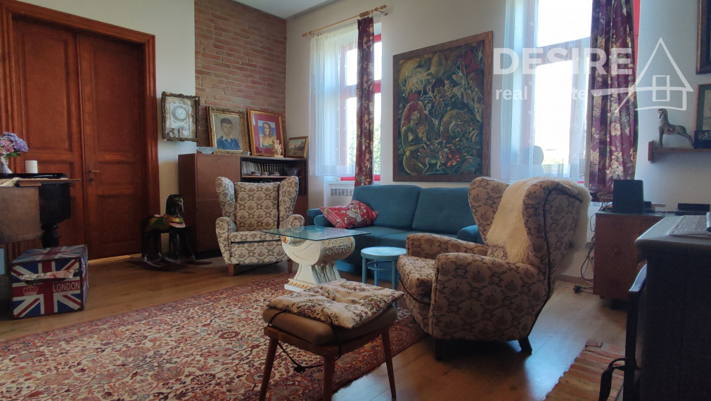 Zemianska kúria vhodná na bývanie a podnikanie, veľký pozemok, Nové Zámky - Komoča,