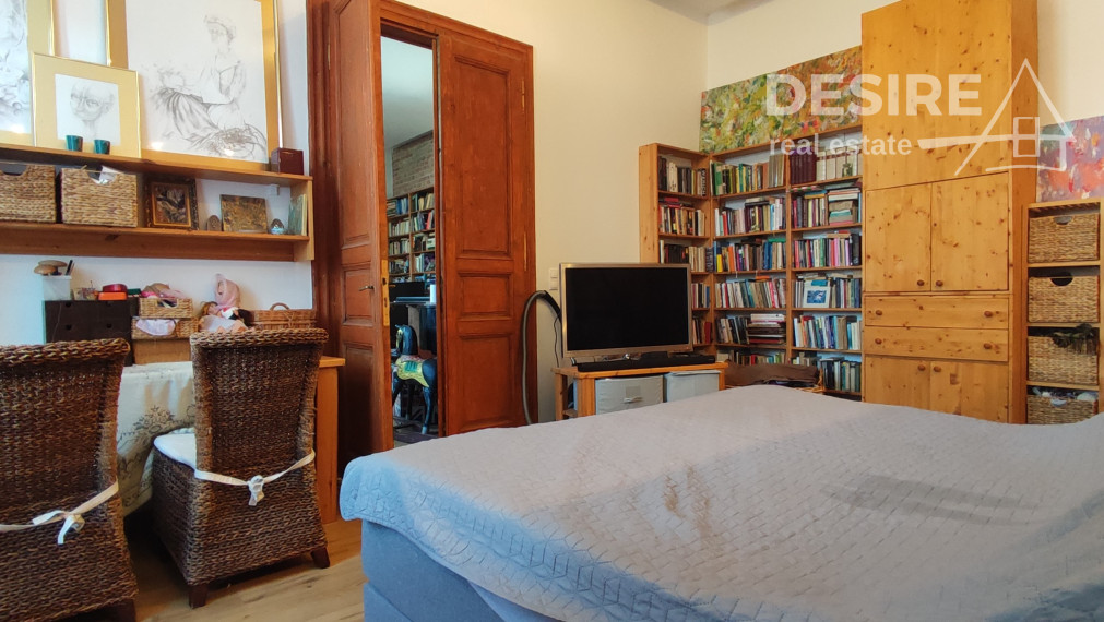 Zemianska kúria vhodná na bývanie a podnikanie, veľký pozemok, Nové Zámky - Komoča,