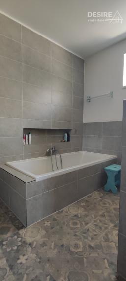 Zemianska kúria vhodná na bývanie a podnikanie, veľký pozemok, Nové Zámky - Komoča,