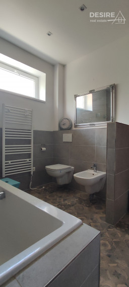 Zemianska kúria vhodná na bývanie a podnikanie, veľký pozemok, Nové Zámky - Komoča,