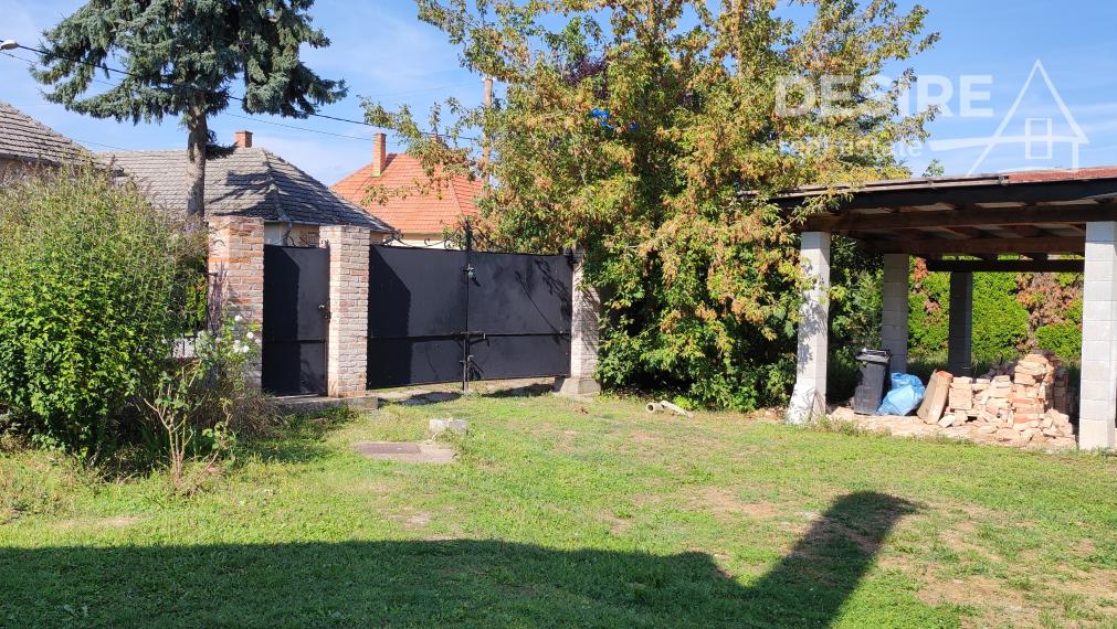 Zemianska kúria vhodná na bývanie a podnikanie, veľký pozemok, Nové Zámky - Komoča,