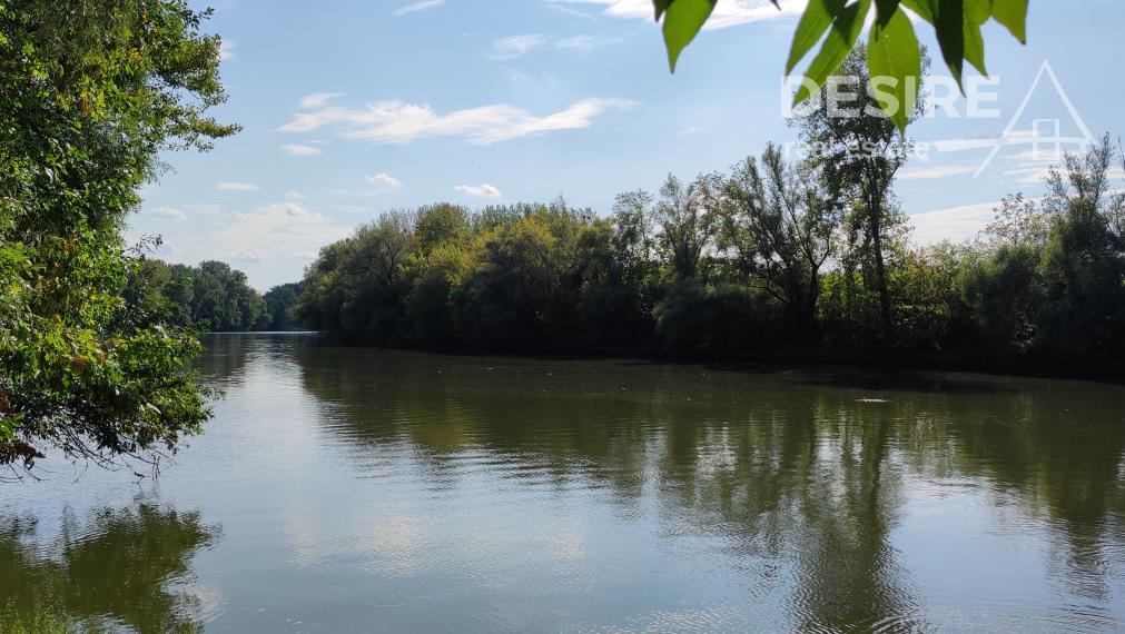 Zemianska kúria vhodná na bývanie a podnikanie, veľký pozemok, Nové Zámky - Komoča,