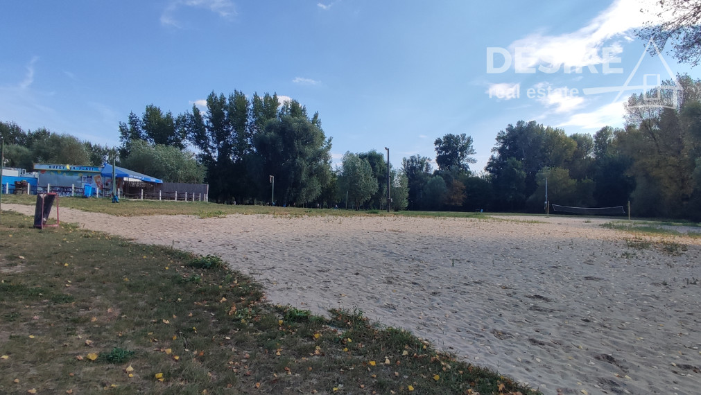 Zemianska kúria vhodná na bývanie a podnikanie, veľký pozemok, Nové Zámky - Komoča,