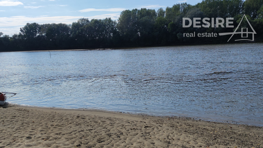 Zemianska kúria vhodná na bývanie a podnikanie, veľký pozemok, Nové Zámky - Komoča,