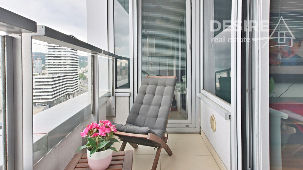 ✅ PREDANÉ: Moderný, štýlový 2 izbový byt so zariadením, loggia, parkovanie, III veže, Bajkalská ul.