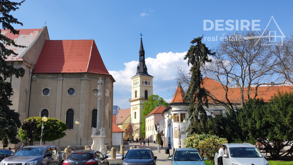 Priestranný štýlový 2i zariadený byt, parkovanie, pivnica, širšie centrum Pezinok