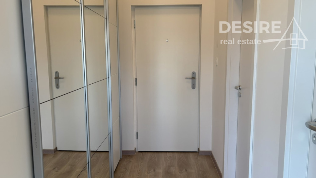 Priestranný štýlový 2i zariadený byt, parkovanie, pivnica, širšie centrum Pezinok