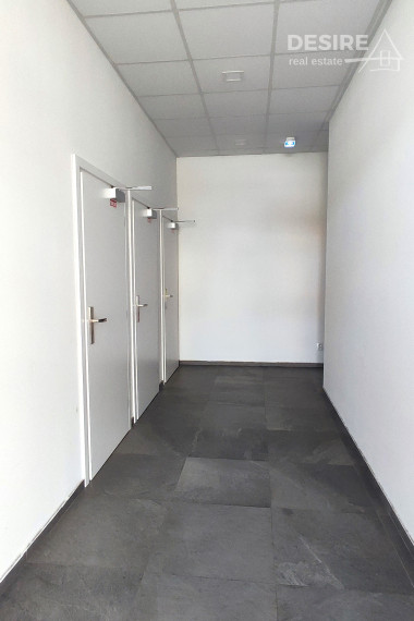 Priestranný štýlový 2i zariadený byt, parkovanie, pivnica, širšie centrum Pezinok