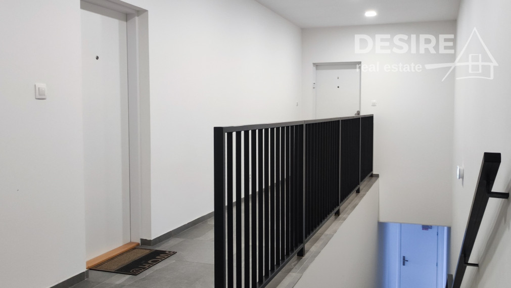 Priestranný štýlový 2i zariadený byt, parkovanie, pivnica, širšie centrum Pezinok