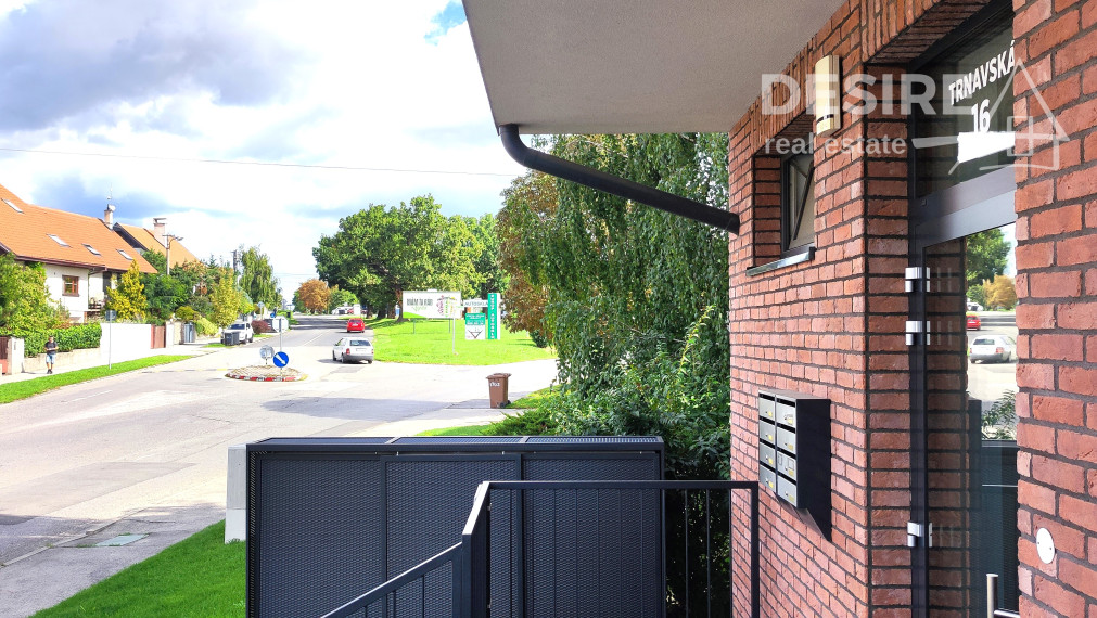 Priestranný štýlový 2i zariadený byt, parkovanie, pivnica, širšie centrum Pezinok