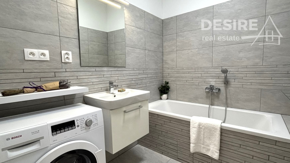 Priestranný štýlový 2i zariadený byt, parkovanie, pivnica, širšie centrum Pezinok