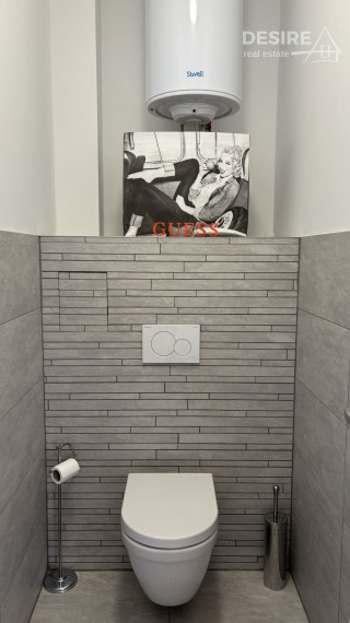 Priestranný štýlový 2i zariadený byt, parkovanie, pivnica, širšie centrum Pezinok