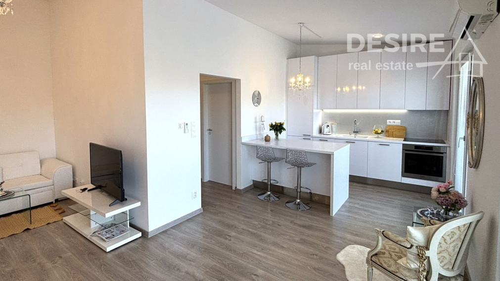 Priestranný štýlový 2i zariadený byt, parkovanie, pivnica, širšie centrum Pezinok