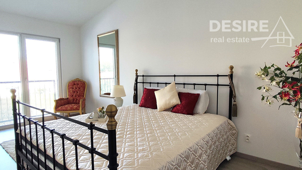 Priestranný štýlový 2i zariadený byt, parkovanie, pivnica, širšie centrum Pezinok