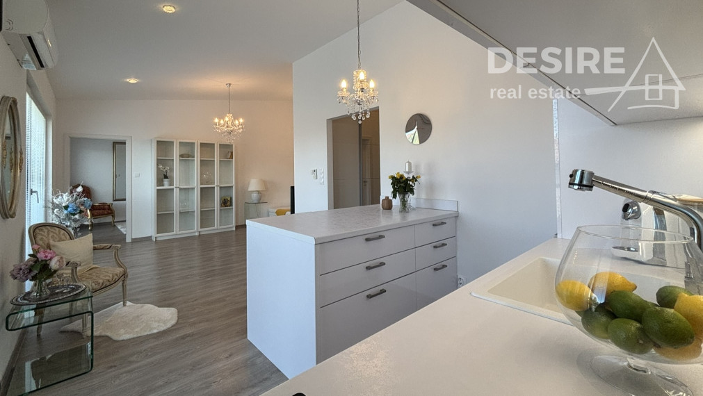 Priestranný štýlový 2i zariadený byt, parkovanie, pivnica, širšie centrum Pezinok