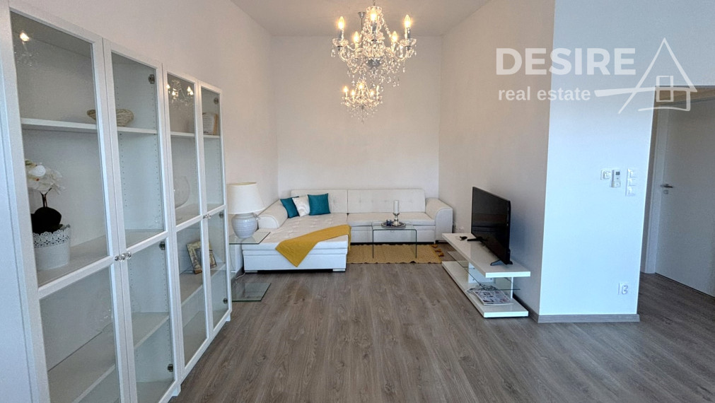 Priestranný štýlový 2i zariadený byt, parkovanie, pivnica, širšie centrum Pezinok