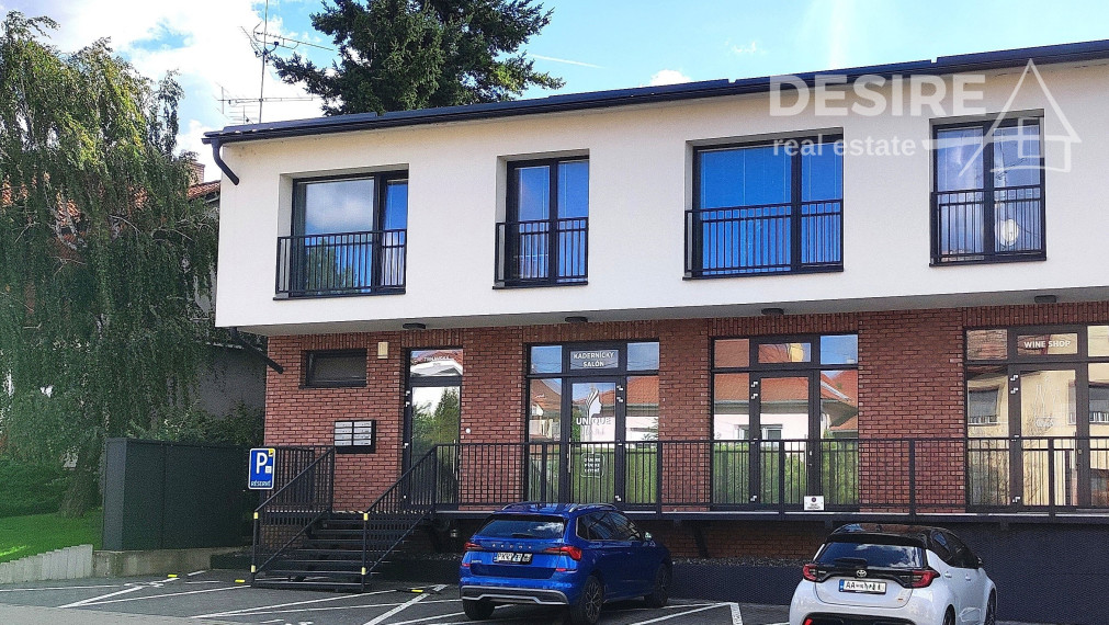 Priestranný štýlový 2i zariadený byt, parkovanie, pivnica, širšie centrum Pezinok