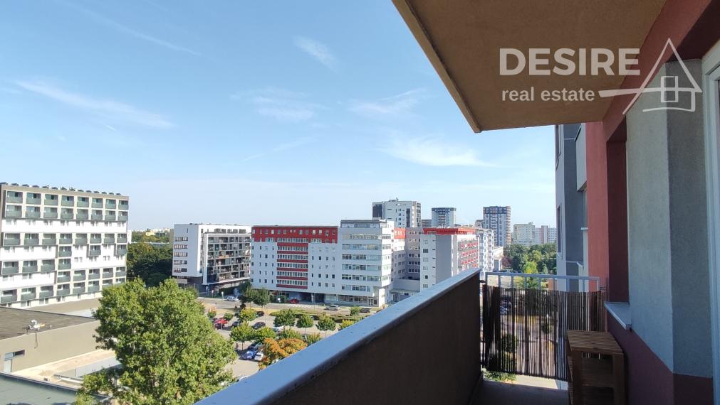 PRIPRAVUJEME: Slnečný a priestranný 2i byt, klimatizácia, balkón, pivnica, garáž