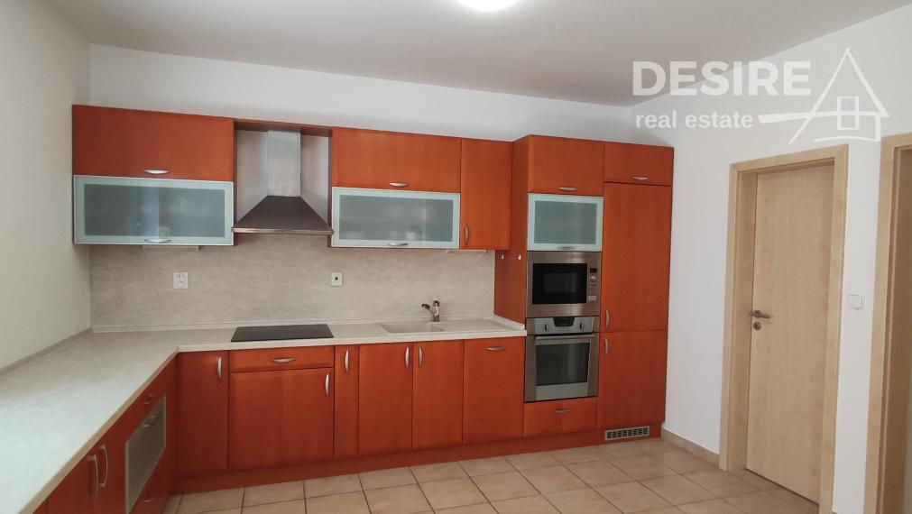 PRIPRAVUJEME: Slnečný a priestranný 2i byt, klimatizácia, balkón, pivnica, garáž