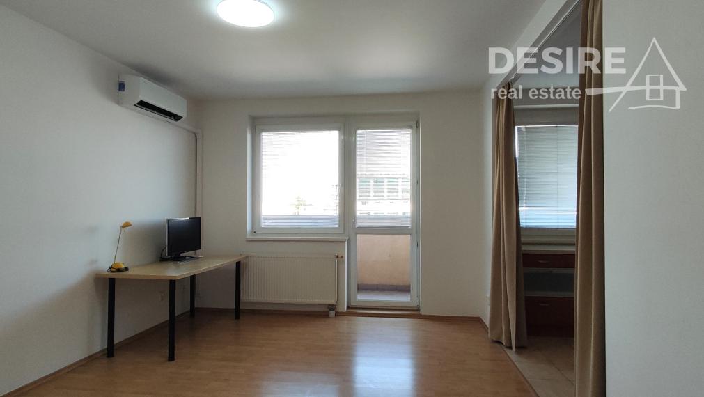 PRIPRAVUJEME: Slnečný a priestranný 2i byt, klimatizácia, balkón, pivnica, garáž