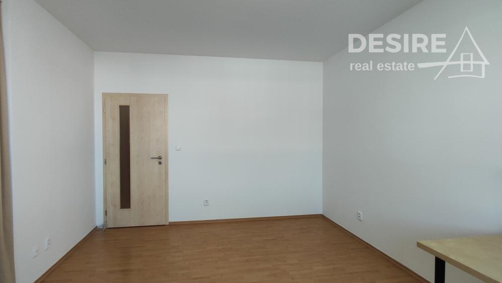 PRIPRAVUJEME: Slnečný a priestranný 2i byt, klimatizácia, balkón, pivnica, garáž