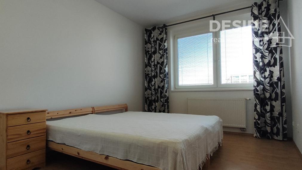 PRIPRAVUJEME: Slnečný a priestranný 2i byt, klimatizácia, balkón, pivnica, garáž