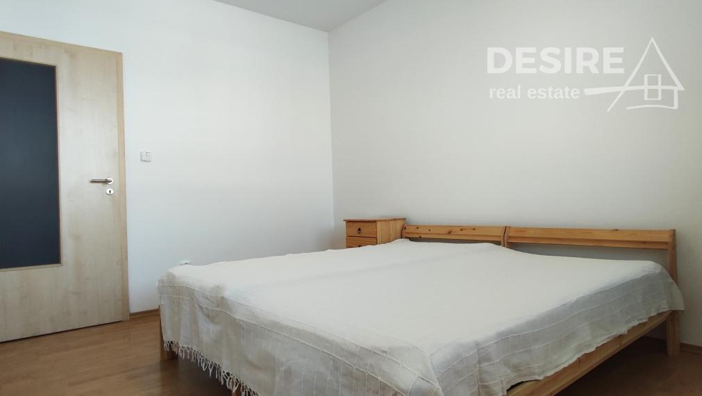 PRIPRAVUJEME: Slnečný a priestranný 2i byt, klimatizácia, balkón, pivnica, garáž