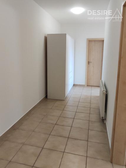 PRIPRAVUJEME: Slnečný a priestranný 2i byt, klimatizácia, balkón, pivnica, garáž