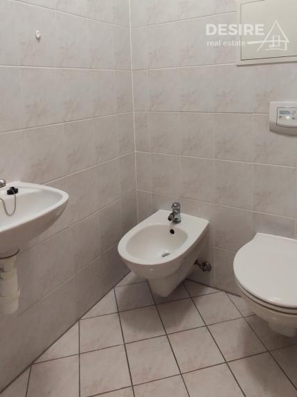 PRIPRAVUJEME: Slnečný a priestranný 2i byt, klimatizácia, balkón, pivnica, garáž