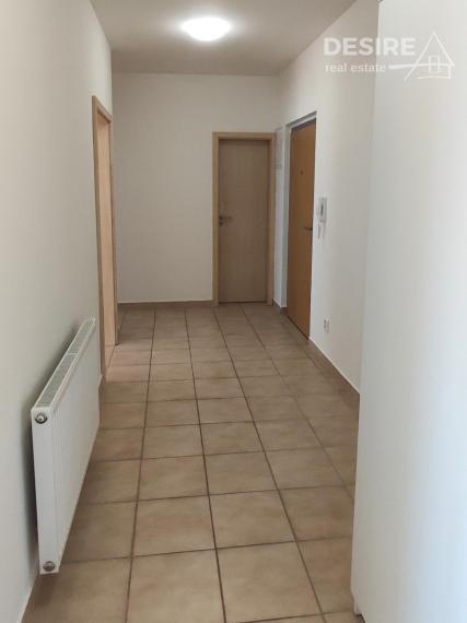 PRIPRAVUJEME: Slnečný a priestranný 2i byt, klimatizácia, balkón, pivnica, garáž