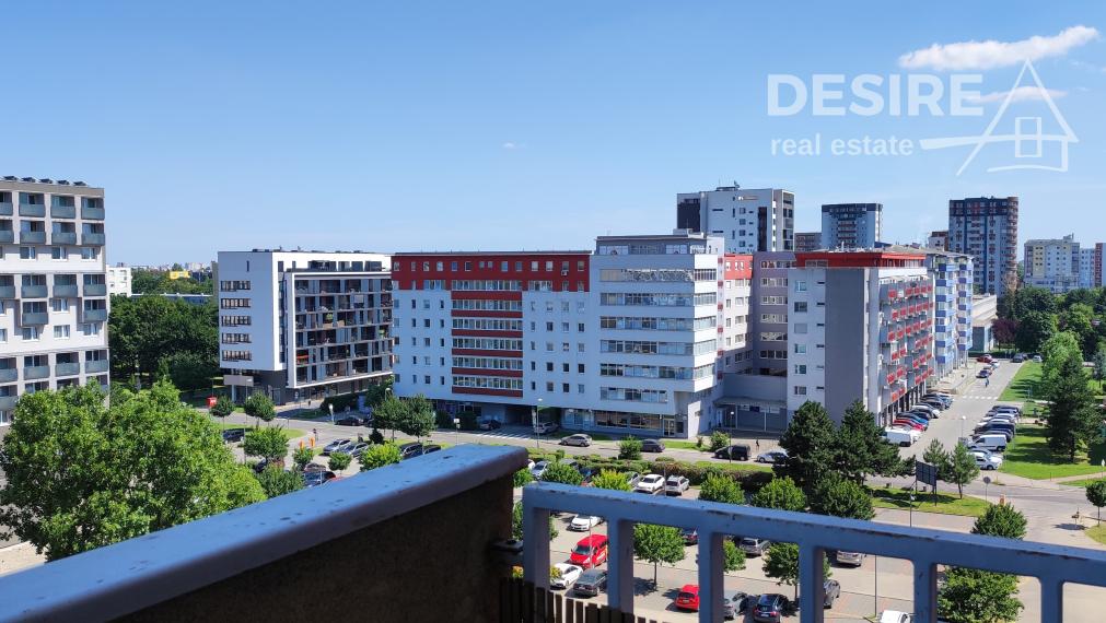 PRIPRAVUJEME: Slnečný a priestranný 2i byt, klimatizácia, balkón, pivnica, garáž