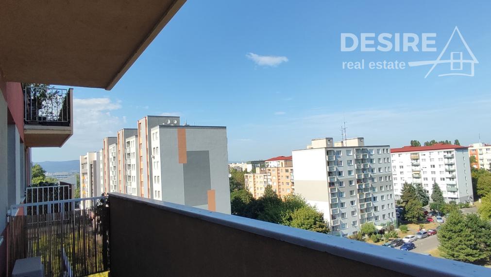 PRIPRAVUJEME: Slnečný a priestranný 2i byt, klimatizácia, balkón, pivnica, garáž