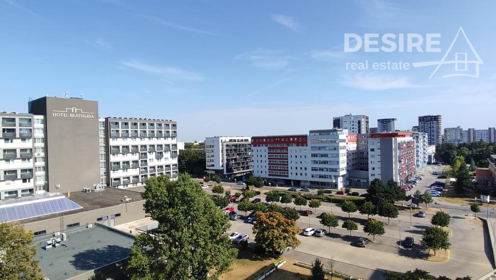 PRIPRAVUJEME: Slnečný a priestranný 2i byt, klimatizácia, balkón, pivnica, garáž