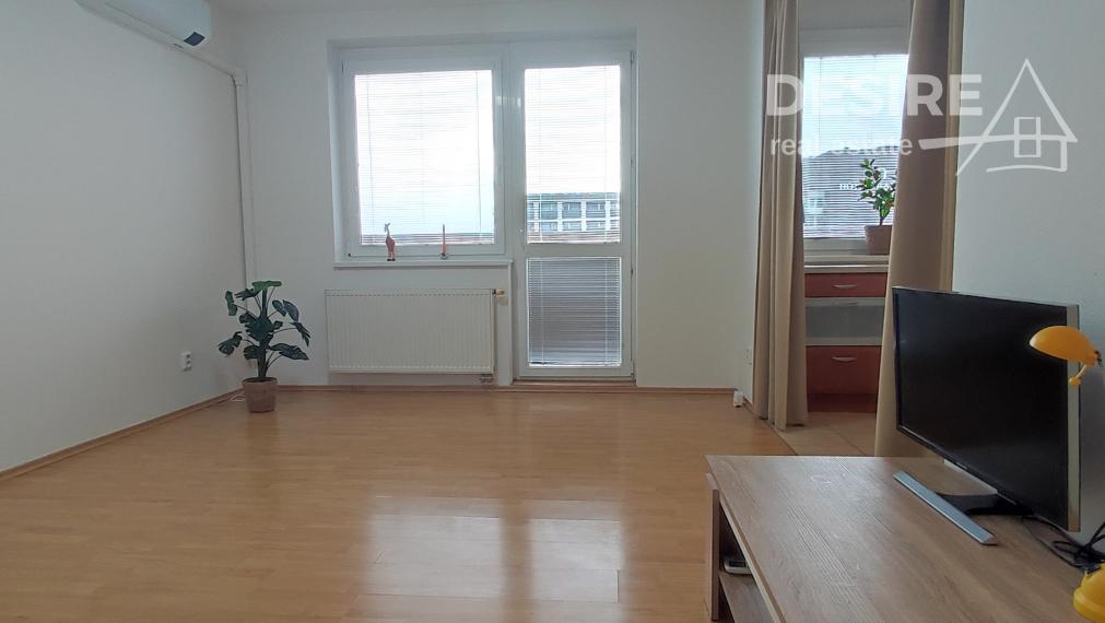 Slnečný a priestranný 2i byt, klimatizácia, balkón, pivnica, garáž