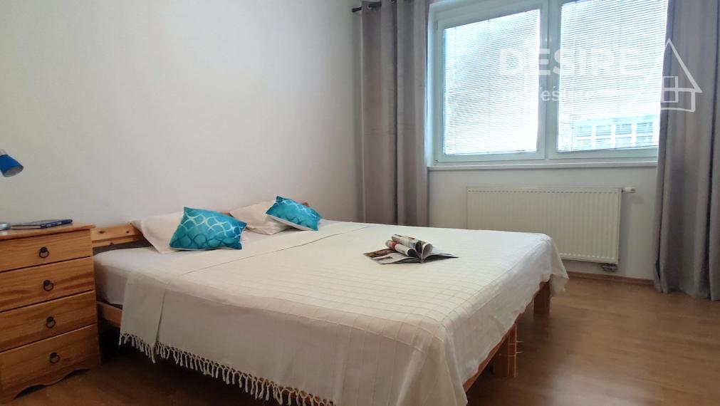 Slnečný a priestranný 2i byt, klimatizácia, balkón, pivnica, garáž